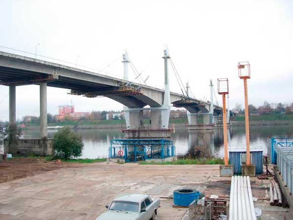 В Химках приступили к установке конструкции для нового моста через Клязьму